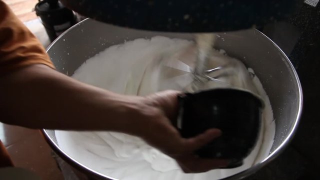 Rubber latex chemical blender machine to aerate the formula for making rubber pillow