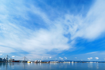 Obraz premium 【青森県青森市】早春の青森ベイエリア、晴天の青空