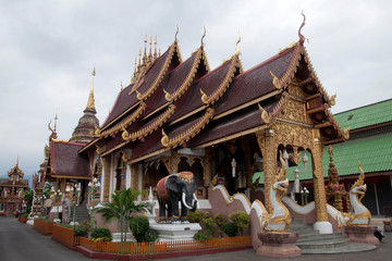Fototapeta premium Chiang Mai Thailand, Wat Saen Muang Ma Luang on an overcast day