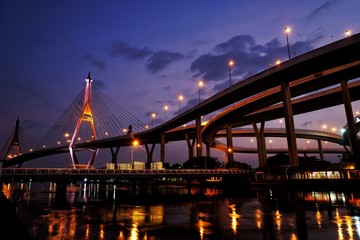 Obraz na płótnie Canvas bridge at night