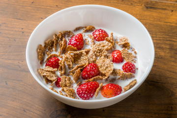 コーンフレークといちご　Cornflakes and strawberries