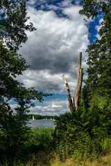 Segelboote vor Reiswerder: Blick von der Jungfernheide auf den Tegeler See im Norden Berlins