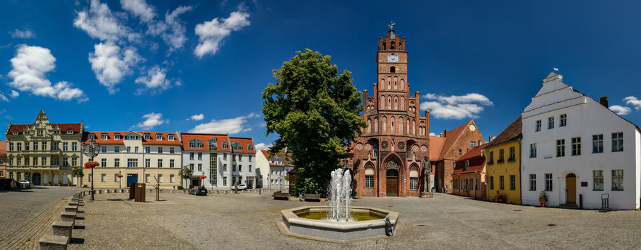 Denkmalgesch&uuml;tztes Architekturensemble: Altst&auml;dter Markt in Brandenburg an der Havel  mit Rathaus, Roland, Ordonanzhaus, Inspektorhaus, Sekretariats- und Syndikatshaus und Brunnen - Panorama aus 8 Ein