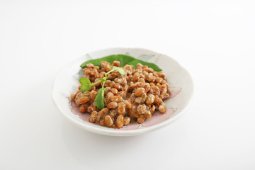 小皿に入れた納豆