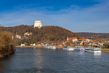 Blick über die Donau auf die Befreiungshalle in Kelheim
