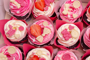 cupcakes with hearts