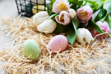 Obraz na płótnie Canvas Easter eggs and tulips bouquet