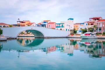  Prachtig uitzicht op de jachthaven, de stad Cyprus van Limassol. Modern, luxe leven in nieuw ontwikkelde haven met jachten, restaurants, winkels en boulevard aan het water. © Evgeni