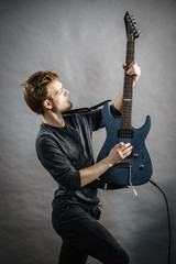 Obraz premium Man playing on electric guitar