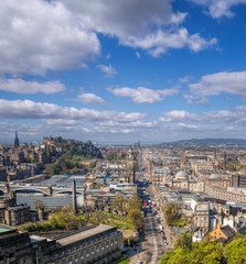 Obraz premium Panorama of old town Edinburgh with Princess street against castle in Scotland