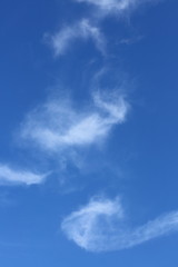 Obraz premium white cloud shape pipe cigarette and smoke on blue sky