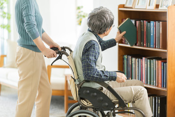 シニア男性　車椅子