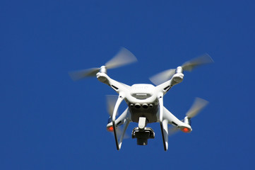 Drohne fliegt am Himmel