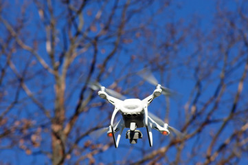 Drohne fliegt am Himmel