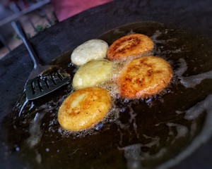 Alaoo tikki fry at a steet corner.