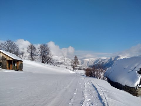 Paisaje de invierno con monta&ntilde;a en pueblo de Parva Transilvania Ruman&iacute;a