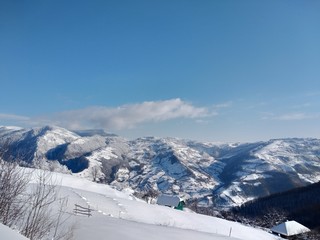 Paisaje de invierno con montañas y árboles cargados de nieve en pueblo de Parva Transilvania Rumanía