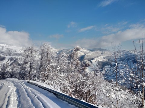 Paisaje de invierno con monta&ntilde;a en pueblo de Parva Transilvania Ruman&iacute;a