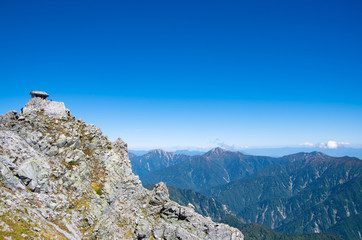 立山連峰　雄山山頂に建つ雄山神社峰本社と北アルプスの山々
