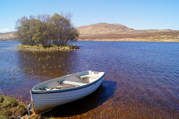 Obraz premium Ruderboot am Loch Awe in den Scottish Highlands