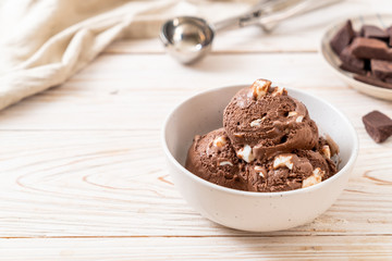 chocolate ice-cream with marshmallows