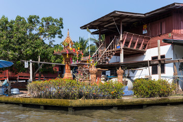 privater Altar am Kanal