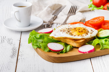 Breakfast: toasts, marmalade, cup of coffee