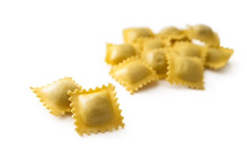 Ravioli freschi su fondo bianco