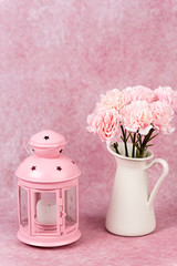 Claveles rosas y farol rosa.