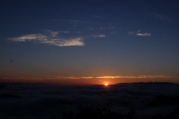 Obraz premium landscape sky ภูเขา ทะเลหมอก sun