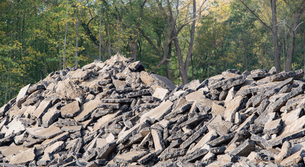 Schotterhaufen nach einem Gebäudeabriss auf einem Baugelände