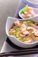 Low Carb Misosuppe mit Garnelen und Frühlingslauch