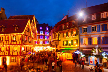Weihnachtsmarkt in Colmar, Frankreich - obrazy, fototapety, plakaty