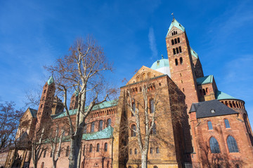 Fototapeta na wymiar Der Dom zu Speyer im Frühling