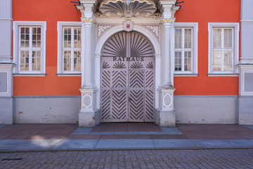 Eingang zum historischen Rathaus von Speyer