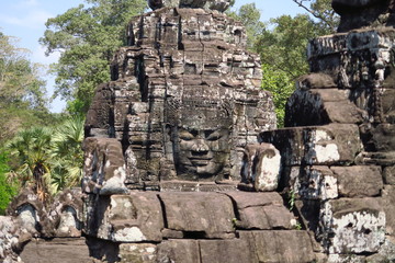 Temple d'Angkor visage monumental sculpté 