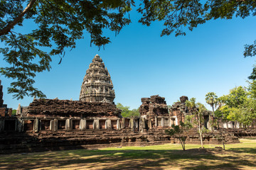 Fototapeta na wymiar Phimai Historical park : historical park and ancient castle in Nakhon Ratchasima, Thailand.