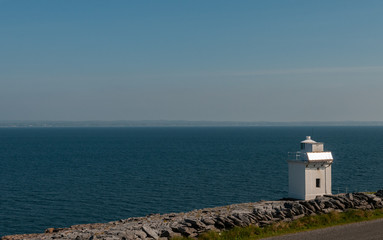 Irlanda, Parco Nazionale del Burren (Boireann), panorama sull’Oceano con vista sulle isole Aran.
