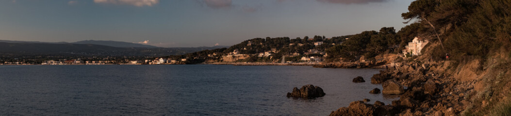 Panoramique au bord du chemin du littoral à saint cyr sur mer