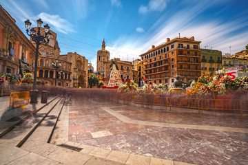 Obraz premium Long exposure of flower virgin and cathedral with tourists, rear view