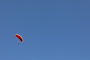parapentiste dans un ciel bleu