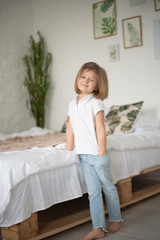 Naklejka premium Full length of beautiful little girl in dress standing and posing over white background