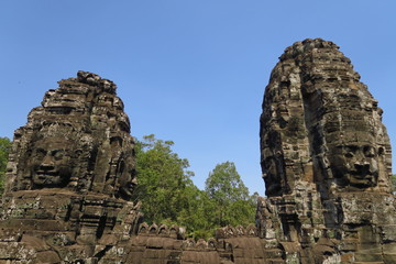 Fototapeta na wymiar Visages sculptés temple d'Angkor 