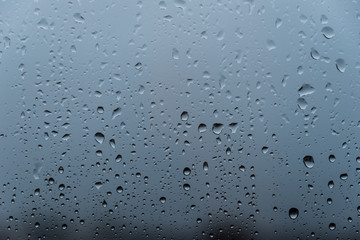 窓と雨雫