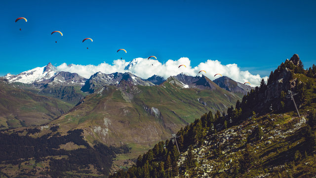 parapentiste en s&eacute;quence au dessus de la vall&eacute;e des arcs en savoie