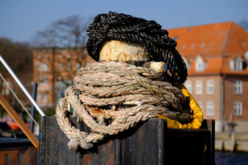 Poller mit Seil zum Festmachen