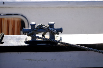 Poller mit Seil auf einem Kutter