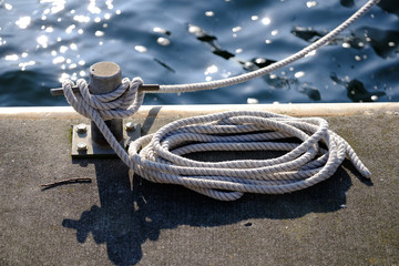 Poller mit Seil