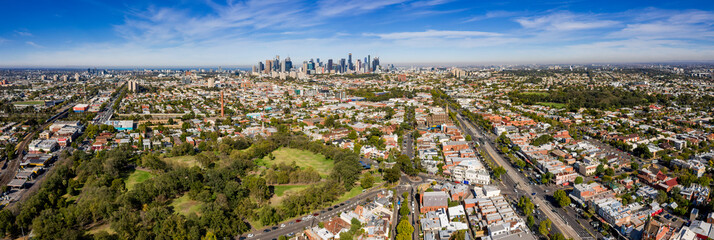 Fototapeta premium Widok z lotu ptaka na przedmieścia Clifton Hill i Fitzroy z miastem Melbourne w tle