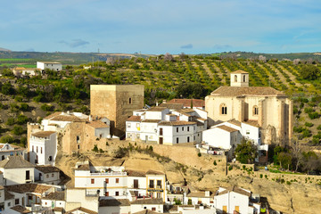 Fototapeta na wymiar Setenil de las Bodegas pueblo blanco w Andaluzji.